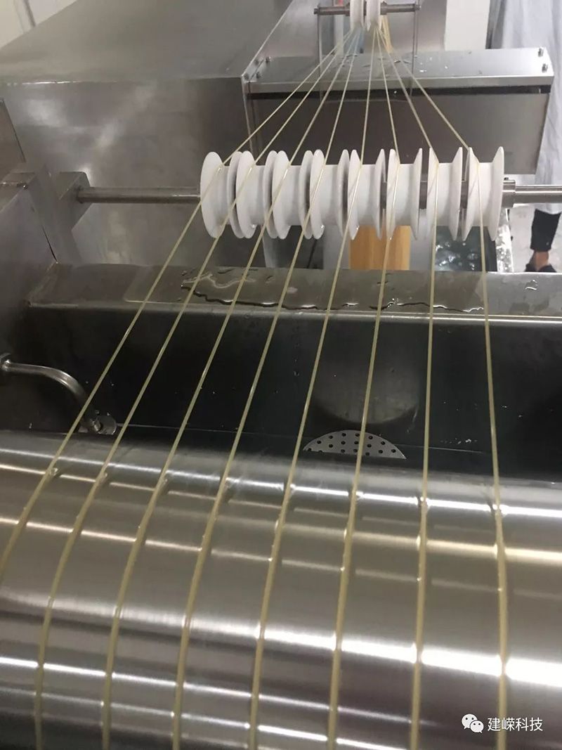 客戶現(xiàn)場(chǎng)紡絲驗(yàn)收，開機(jī)紡絲一氣呵成